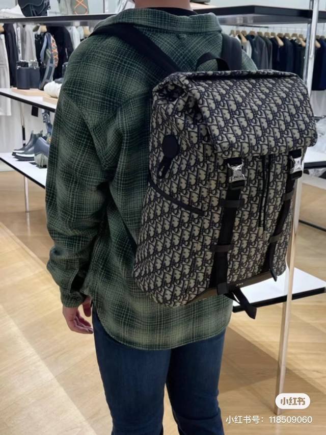 市场最高版本,欢迎对比 这款 Dior Explorer 双肩背包从登山运动的准则汲取灵感,经过重新诠释彰显高订风范。采用标志性的米色和黑色 Oblique 印 市场最高版本,欢迎对比 这款 Dior Explorer 双肩背包从登山运动的准则汲取灵感,经过重新诠释彰显高订风范。采用标志性的米色和黑色 Oblique 印