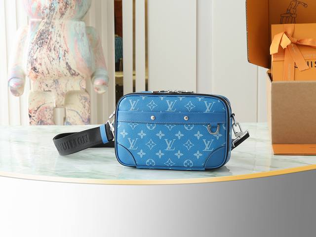 顶级原单 独家实拍 M82801 蓝花相机包 Alpha 邮差包 本款 Alpha 邮差包展现 Monogram 帆布与 Taga Dgx压纹牛皮革的瞩目融合，