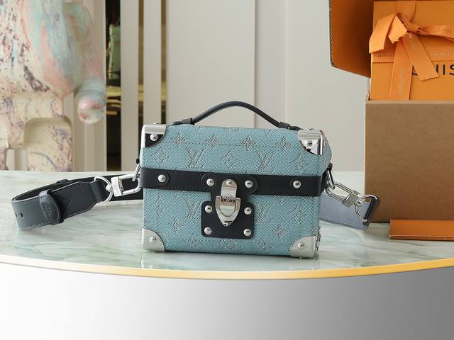 顶级原单 独家实拍 M15035 本款Soul Trunk 手袋巧妙结合Monogram Heritage帆布、牛皮革饰边和条纹织物内衬，以矩形包身、加固包角和