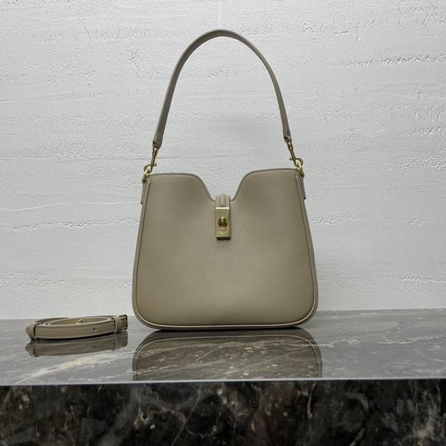 camille 16 Soft 包款采用光滑小牛皮，皮革本身带有自然的光泽感，整体造型流畅又不失挺度，而包款正面饰有品牌经典的16金属锁扣细节，没有过多装饰，就