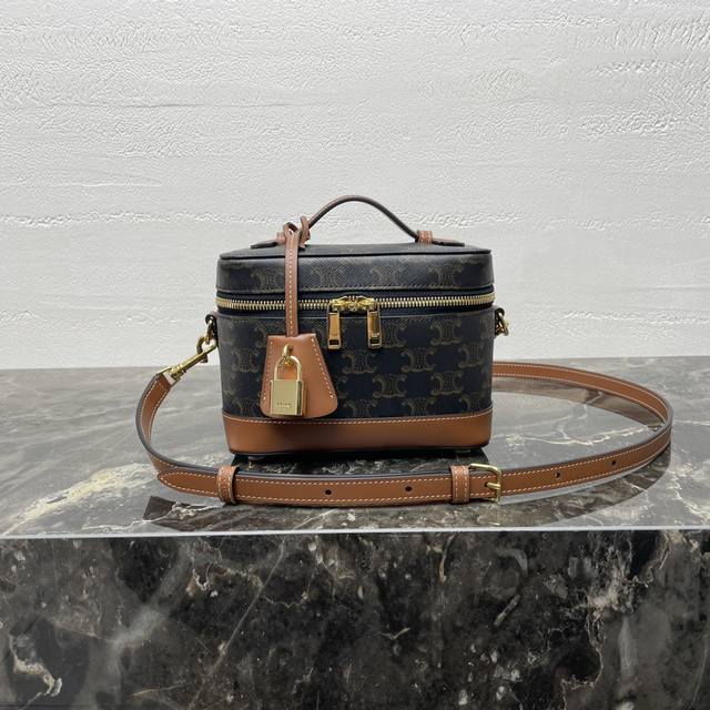 vanity 化妆盒袋 今季在手袋系列焕发新意，化妆袋实用百搭而精致， 大小做得很好哦！尺寸7 X 5 X 7英寸 18 X 12 X 18厘米 天然小牛皮：最