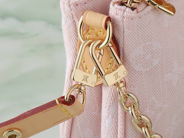 顶级原单 独家实拍 M14159粉色 牛仔腋下包链条包 Liv pochette 手袋 本款 Liv pochette 手袋以淡雅 Monogram Denim 顶级原单 独家实拍 M14159粉色 牛仔腋下包链条包 Liv pochette 手袋 本款 Liv pochette 手袋以淡雅 Monogram Denim