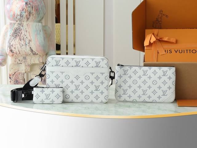 顶级原单 独家实拍 M24754米白 M46602 全皮男包三件套系列 本款 Trio 邮差包取材 Monogram Shadow 牛皮革，先后采用压印和印花工