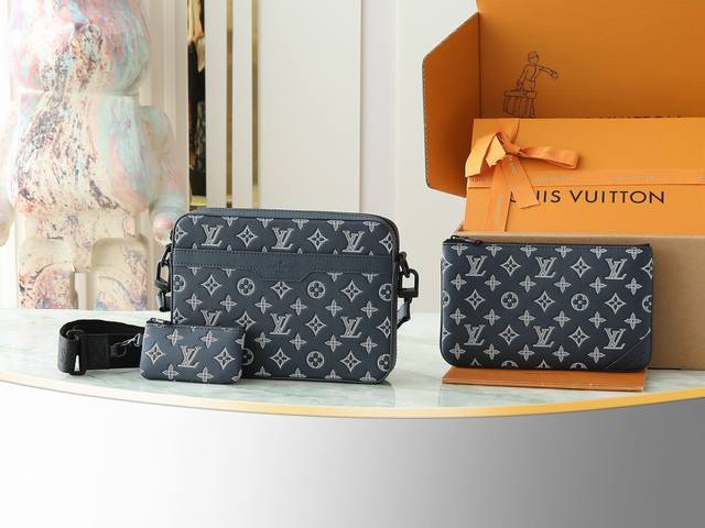 顶级原单 独家实拍 M24753深蓝 M46602 全皮男包三件套系列 本款 Trio 邮差包取材 Monogram Shadow 牛皮革，先后采用压印和印花工