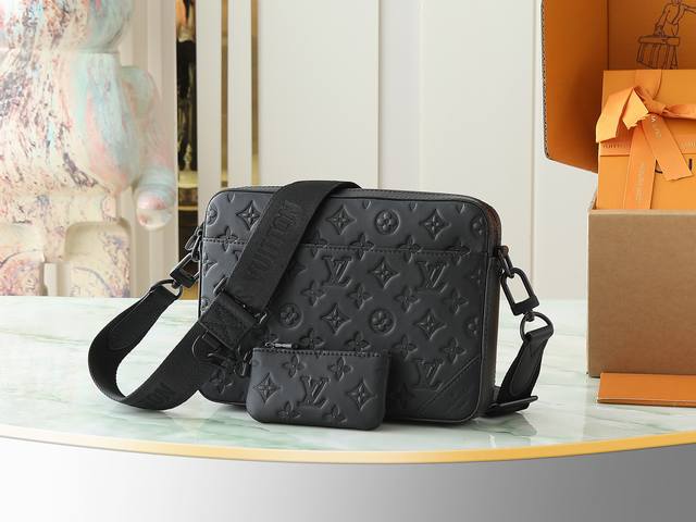 顶级原单 独家实拍 M69827 全皮压花邮差包Sprinter 信使包 Sprinter 信使包以 Monogram 压纹图案巧衬 Monogram Shad