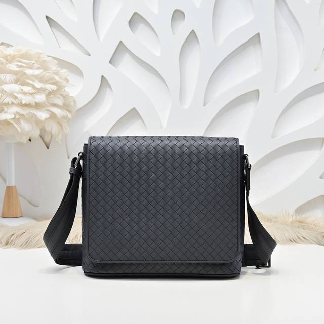 bv-最新款男士斜挎包原单品质 官网同步 采用顶级打腊胎牛皮 手感超赞 专柜原装五金 独特的设计风格 完美至极 细节做工精致 大气中有内涵 高端上档次 高品质尺