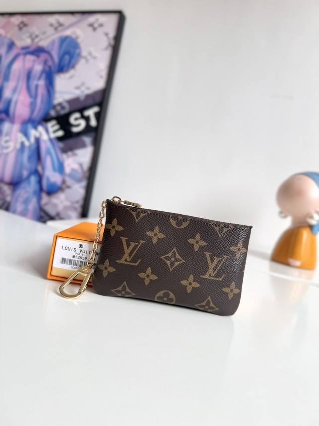 工厂p价 海外原单M13559独家实拍！诞生于 1984 年的 pochette CléS 系列推出小号钥匙零钱包，可令日常小物轻松随行。经典 Monogram