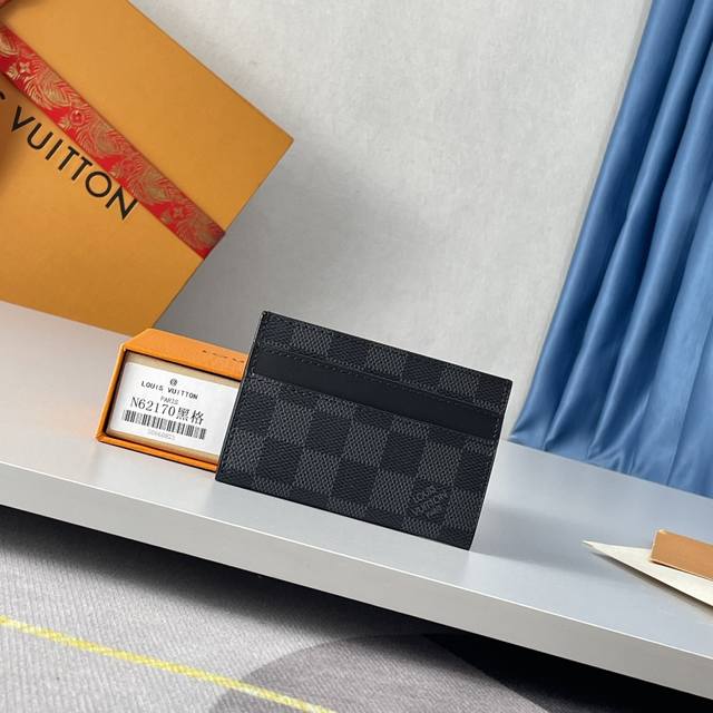 工厂p价 海外原单N62170黑格独家实拍!此款采用全新Monogram Eclipse涂层帆布材质的卡片夹风格靓丽而时髦,体积小巧,可轻松收入口袋中。配有中央 工厂p价 海外原单N62170黑格独家实拍!此款采用全新Monogram Eclipse涂层帆布材质的卡片夹风格靓丽而时髦,体积小巧,可轻松收入口袋中。配有中央