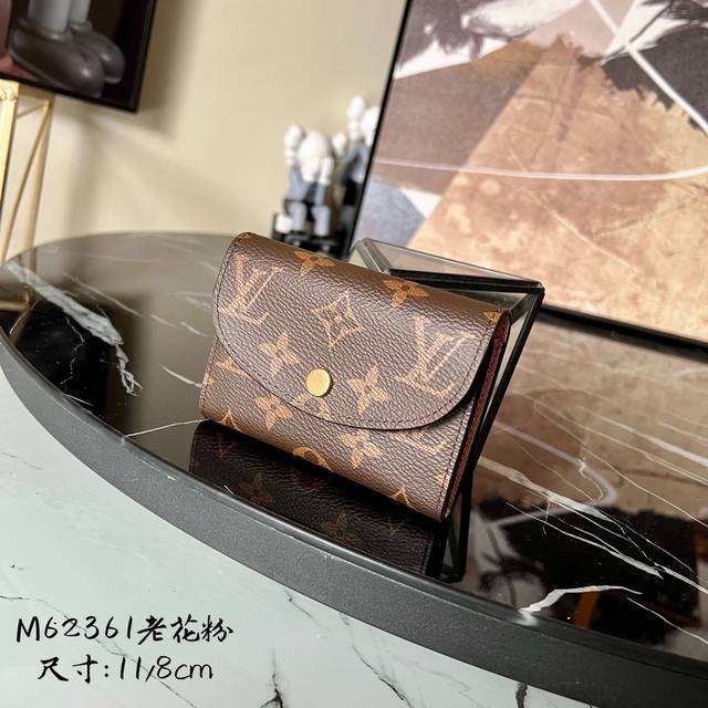 工厂p价 顶级原单 M62361老花粉色！金扣 小巧玲珑却极为实用，此款多彩信封式零钱包是现代女性都市生活中的完美伴侣。身材小巧，轻松收入包袋甚至衣袋之中。尺寸