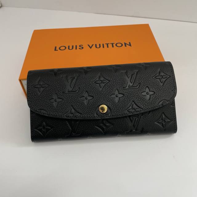 工厂p价 顶级原单 M62369压花杏本款 Emilie 钱夹采用 Monogram Empreinte 皮革制成，饰有标志性 Monogram 图案压纹，以柔