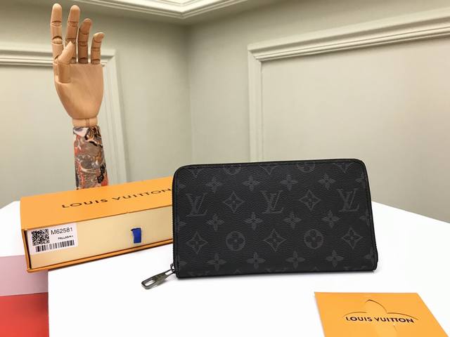 工厂p价 顶级原单 M62581黑花由经典Monogram帆布裁制而成的Zippy Organizer拉链钱夹，极为紧致小巧的造型，兼具设计时尚感与实用功能性。