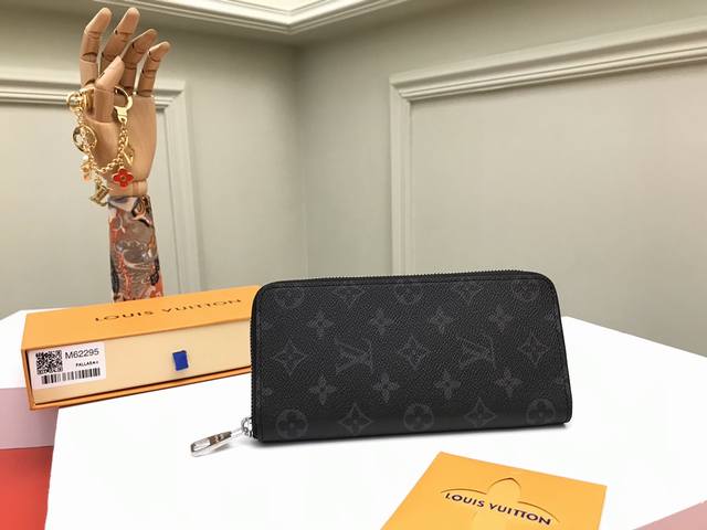 工厂p价 顶级原单 M62295黑花这款男士竖款拉链钱夹以耐磨的Damier Graphite 帆布制成,气质优雅。多个实用的口袋和隔层设计可轻松容纳现金、信用 工厂p价 顶级原单 M62295黑花这款男士竖款拉链钱夹以耐磨的Damier Graphite 帆布制成,气质优雅。多个实用的口袋和隔层设计可轻松容纳现金、信用