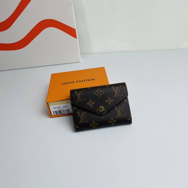 海外原单M62360，M41938金粉独家实拍！Victorine 钱夹以 Monogram 帆布讲述温婉格调与功能设计的融合。一枚按扣点缀信封式翻盖，将粒面皮