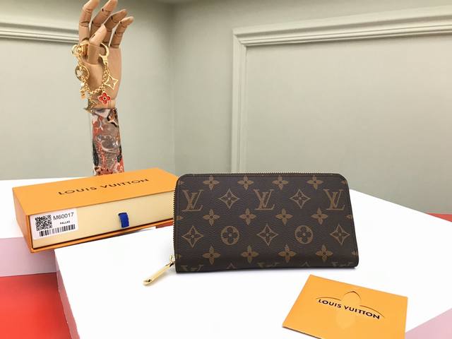 工厂p价 顶级原单 M42616老花.M60017老花这款设计实用的Monogram帆布皮夹以拉链开合，可装纸币，零钱和证件等。尺寸:19X10Cm， 包装:配