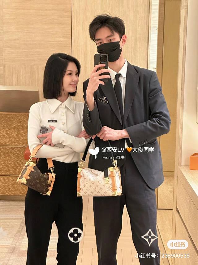 M46907 M46358 白花 本款 Side Trunk 中号手袋向 早春秀场采撷灵感，为品牌经典 Monogram 帆布浸染柔和沙丘色调，再以撞色牛皮革饰