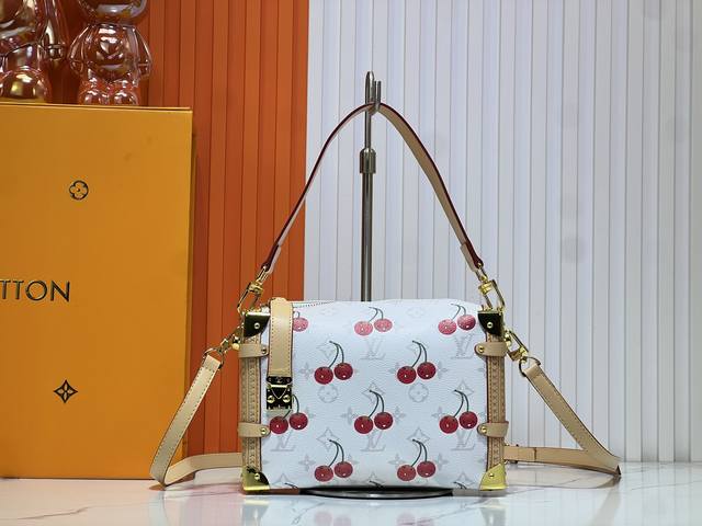 对版开发 村上隆联名樱桃 Side Trunk pm手袋 M46358 形象感极强的软造型，棱角分明的强势感融合Box形状 经典Monogram老花演绎 在纷繁