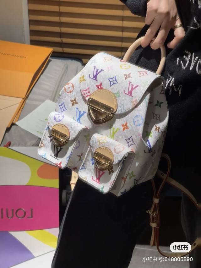 实物实拍 自家背景 质量好对比 Venice 双肩包 M13081-M46836 白彩 村上隆 本款Venice双肩包取材涂层帆布，以日本艺术家村上隆笔下的鲜明