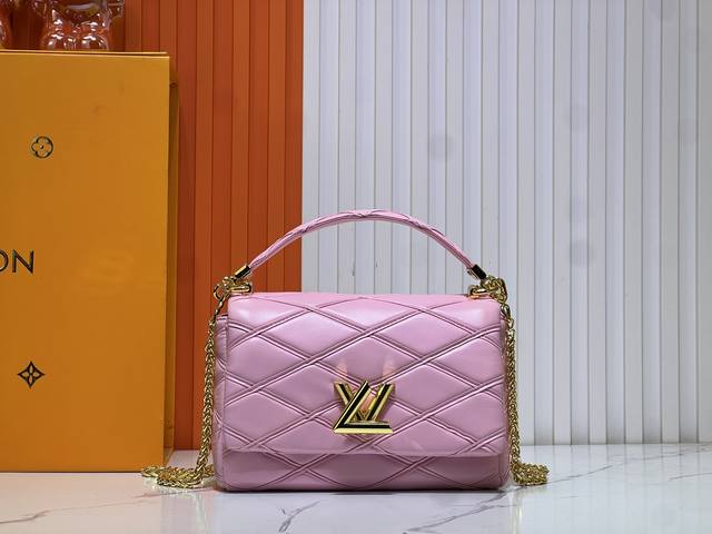 M23689 M22891 Nicolas GhesquièRe 将崭新工艺探索倾注于 Go-14 中号手袋，为绗缝加衬羊皮革手工描绘烘焙效果，尽释前卫风范。L