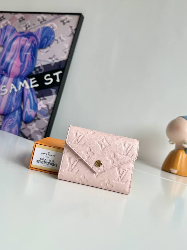 工厂p价 海外原单M83271裸粉独家实拍！华美而实用，此款由Monogram Empreinte皮革制成、柔软而小巧的Victorine钱夹是终极时尚伴侣。各