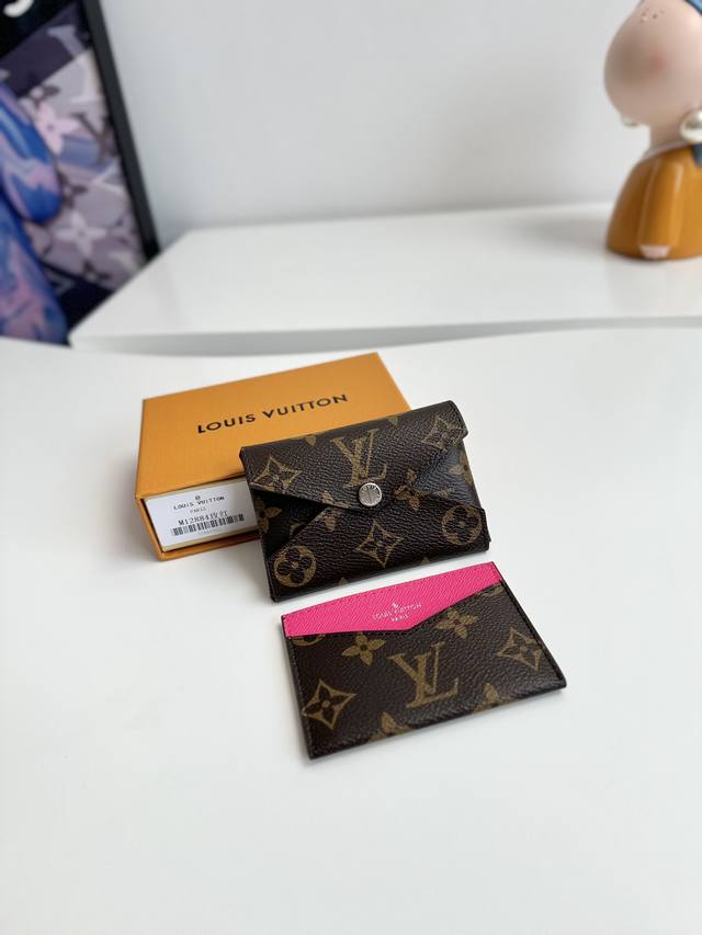 工厂p价 顶级原单 M12884玫红 M12793独家实拍！本款卡夹焕新原版 Kirigami pochette 手拿包的信封式构型，为 Colormania