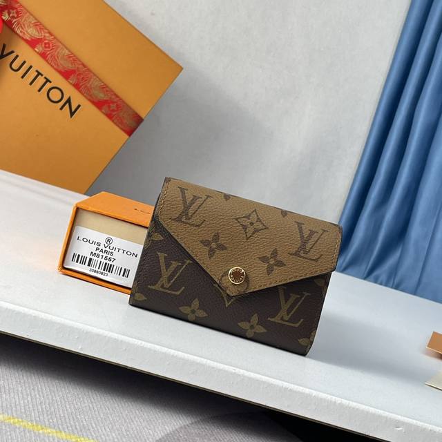 海外原单M81557独家实拍!本款 Victorine 钱夹拼合 Monogram 和 Monogram Reverse 帆布,以精巧信封式设计开启充裕空间,囊 海外原单M81557独家实拍!本款 Victorine 钱夹拼合 Monogram 和 Monogram Reverse 帆布,以精巧信封式设计开启充裕空间,囊