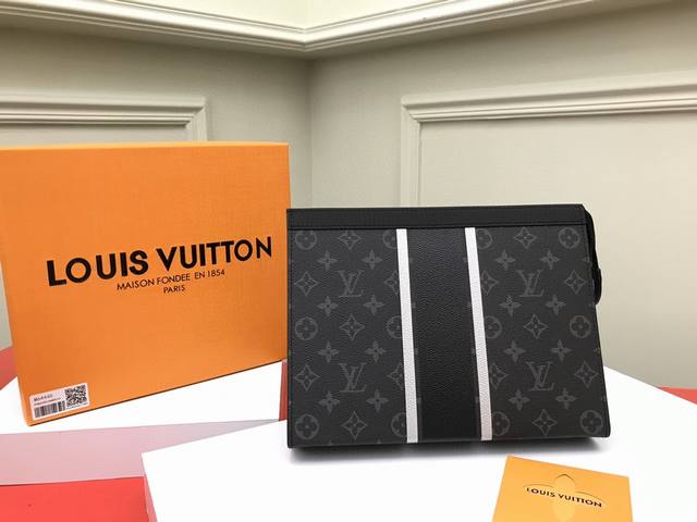 工厂p价 顶级原单 M64440黑花丝印此款与日本设计师藤原浩合作设计的pochette Voyage 中号手袋融汇品牌传统元素 Monogram花纹 与充满现