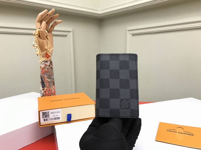 工厂p价 顶级原单 N63143黑格这款袋装钱夹设有七个夹层，可放信用卡、乘车卡、名片，甚至城市地图。尺寸:11X7Cm，包装:配包装盒，