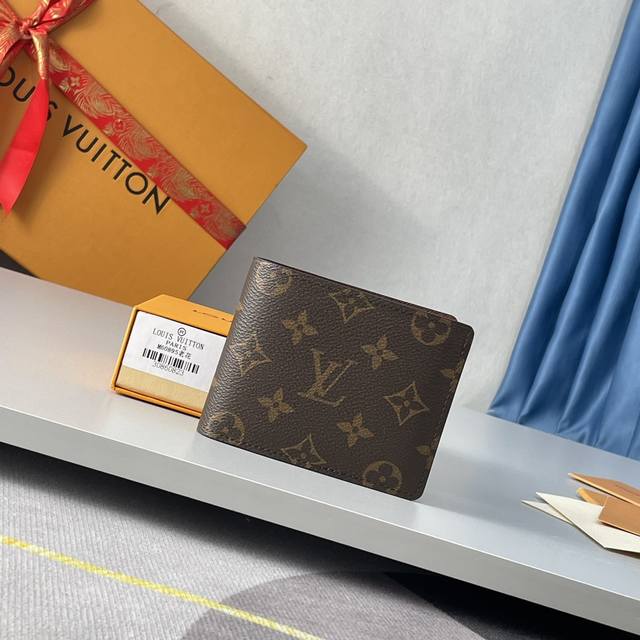 工厂p价 海外原单M60895独家实拍！Multiple 钱包采用Monogram帆布制造，设有多个口袋，可供放置信用卡、纸币、发票。尺寸：11×9Cm