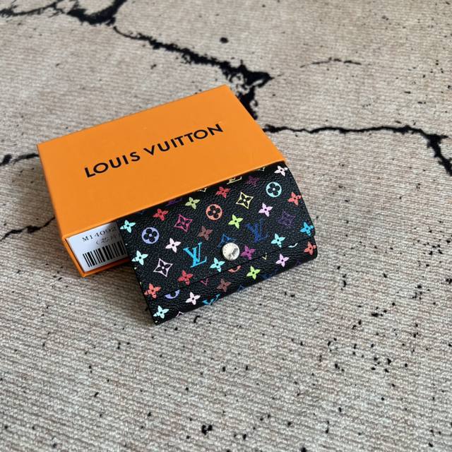 工厂p价 顶级原单 M14092黑彩 钥匙包钱包系列 本款钥匙包出自路易威登 X 村上隆合作系列，以 Monogram Multicolor 帆布妙趣重绎品牌经