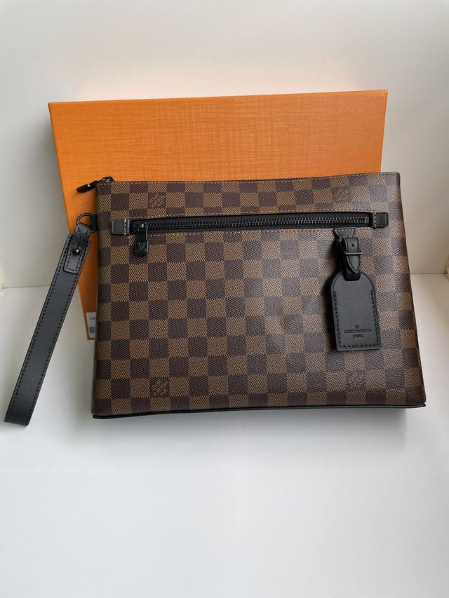 工厂p价 海外原单N40504啡格 独家实拍！本款 Takeoff 手拿包取材 Monogram Eclipse 帆布，以拉链开启前袋和主隔层。紧凑构型可容纳