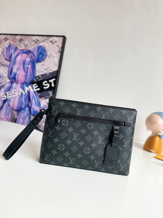 工厂p价 海外原单M40504黑花独家实拍！本款 Takeoff 手拿包取材 Monogram Eclipse 帆布，以拉链开启前袋和主隔层。紧凑构型可容纳 I