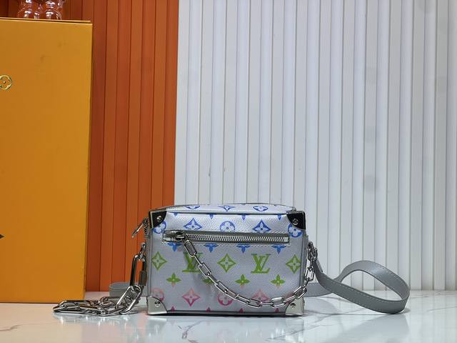 M44480渐变三彩Virgil Abloh 为 2025 春夏秀场呈现 Mini Soft Trunk 链条包，讲述 Monogram Eclipse 帆布与