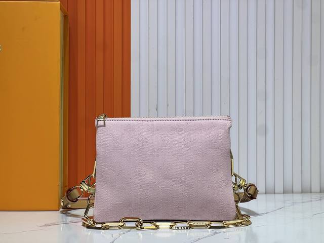 M59598 M11401 灰色牛仔 粉色牛仔 浅蓝色牛仔 本款 Coussin Bb 手袋将 Monogram 图案织入棉质丹宁布,再经由漂白和砂洗工艺呈现 M59598 M11401 灰色牛仔 粉色牛仔 浅蓝色牛仔 本款 Coussin Bb 手袋将 Monogram 图案织入棉质丹宁布,再经由漂白和砂洗工艺呈现