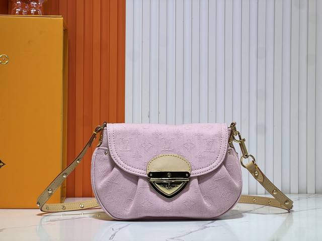 M46829粉色牛仔 Sunset 手袋聚焦 Monogram Denim 帆布。该材质依托多重工艺制成，以全球有机纺织品标准认证的棉纱织就 Monogram