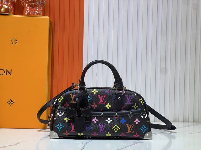 升级原版 M13084 本款 Handbag East West 手袋出自路易威登 X 村上隆再版系列，以艺术家笔下标志性的彩虹色调描摹全幅 Monogram