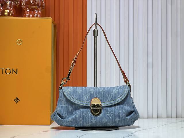 M44470深蓝牛仔 浅蓝牛仔 粉色牛仔中古包 原版开发，原单激光五金 小手拎袋 酷酷的老花系列现货啦中古绝版限量款。老花元素可是永不过时的哦，而且无论怎么搭配