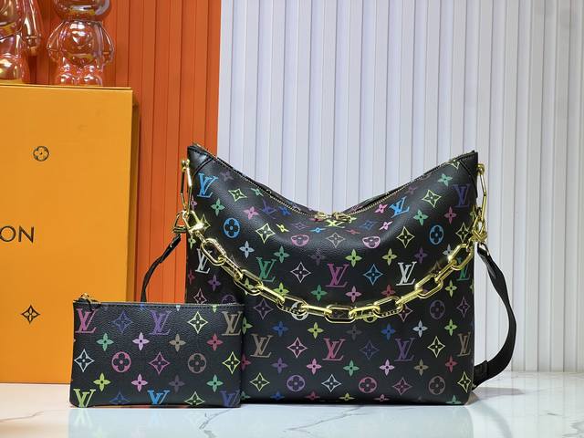 升级原版 M12068 M12071 M12072 這款全新Coussin系列的流浪包兼具時尚與功能，並糅合了系列標誌性的設計元素。手袋採用滑面的鋪棉皮革製造，