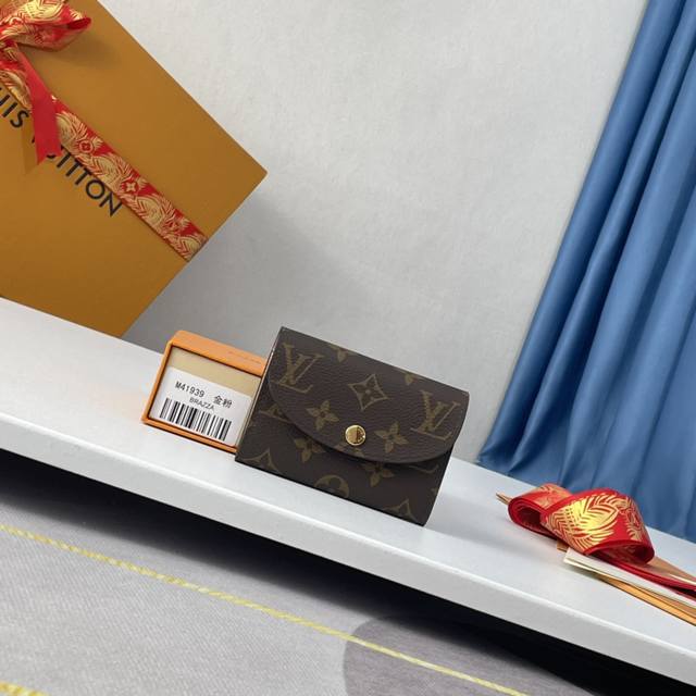 M41939金粉，小巧玲珑却极为实用，此款多彩信封式零钱包是现代女性都市生活中的完美伴侣。身材小巧，轻松收入包袋甚至衣袋之中。尺寸：11×8×2.5Cm