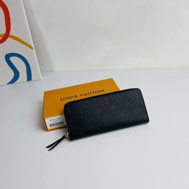 工厂p价 海外原单M60171黑色独家实拍！Clemence 钱夹采用奢华的 Monogram Empreinte 压纹皮革制作，体积小巧，容纳能力却不可小觑