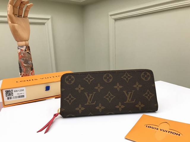工厂p价 顶级原单 M60742老花玫红以时尚而实用的 Monogram 帆布制成的CléMence钱夹外形小巧，但容量十足。 色泽明亮的衬里和皮质拉链头更令其