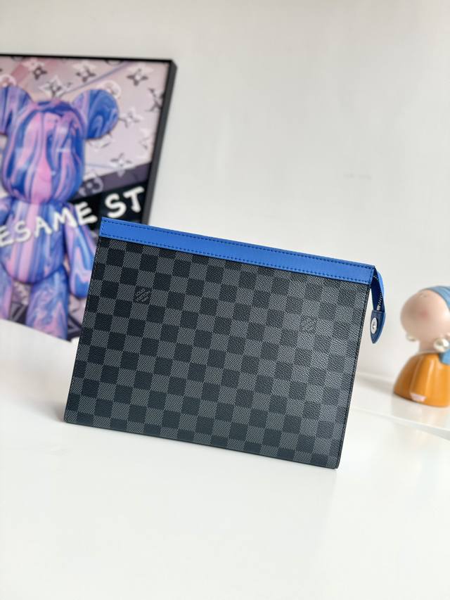 工厂p价 海外原单N00088独家实拍！ pochette Voyage Mm在Damier Graphite帆布上的顶部装饰着鲜艳的蓝色皮革，为pochett