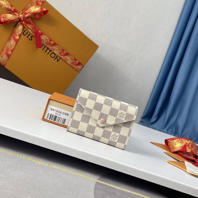 海外原单N41938白格独家实拍！风格柔美而功能强大，此款小巧的Victorine钱夹是适宜随身携带的上上之选。标志性Monogram帆布搭配多彩皮革内衬，风格