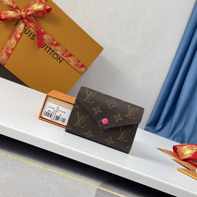 海外原单M41938玫红独家实拍！风格柔美而功能强大，此款小巧的Victorine钱夹是适宜随身携带的上上之选。标志性Monogram帆布搭配多彩皮革内衬，风格