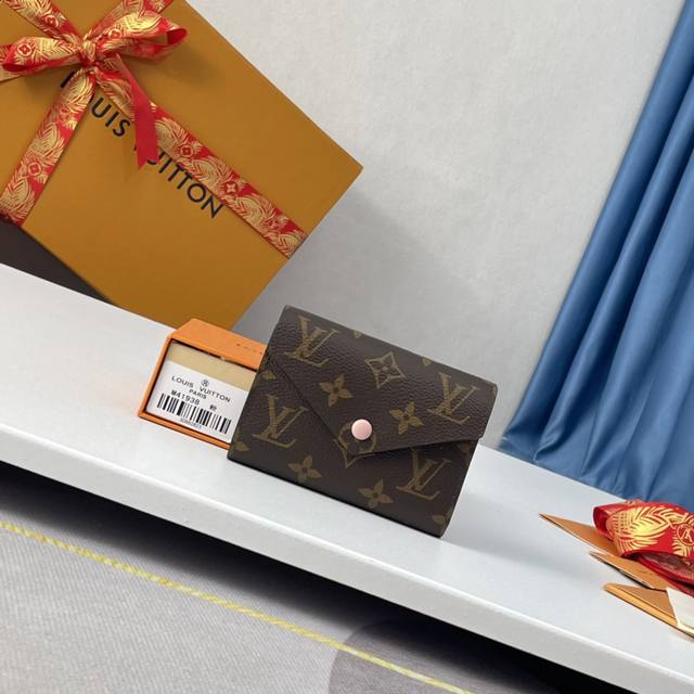 海外原单M41938粉色独家实拍！风格柔美而功能强大，此款小巧的Victorine钱夹是适宜随身携带的上上之选。标志性Monogram帆布搭配多彩皮革内衬，风格