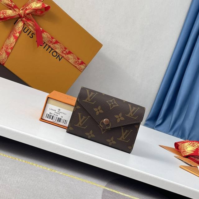 海外原单M41938咖啡独家实拍！风格柔美而功能强大，此款小巧的Victorine钱夹是适宜随身携带的上上之选。标志性Monogram帆布搭配多彩皮革内衬，风格