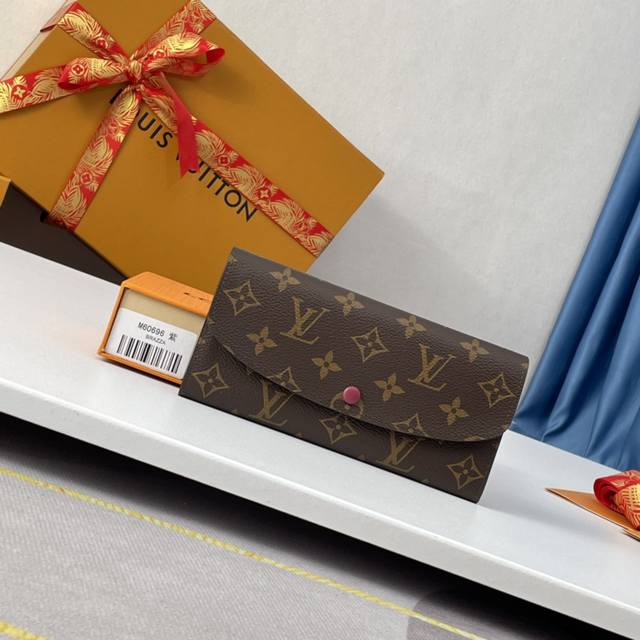 海外原单M60696紫红豆豆钱夹独家实拍！功能实用且设计华美的 Emilie 钱夹采用柔软的 Monogram 帆布制成，衬以颜色鲜艳的内衬，气质极为优雅。 多