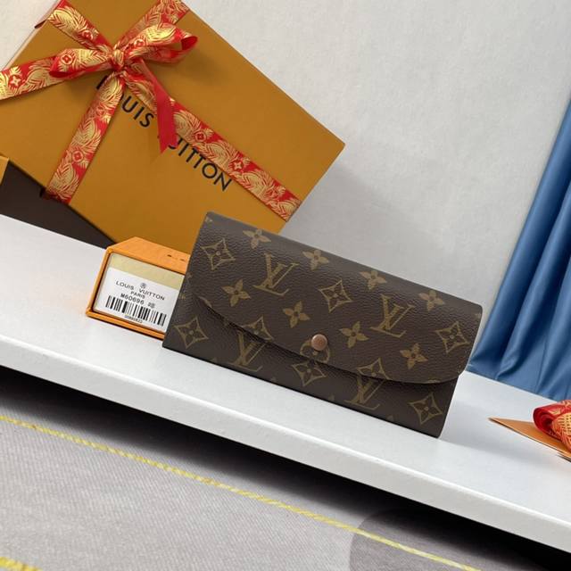 海外原单M60696啡色豆豆钱夹独家实拍！功能实用且设计华美的 Emilie 钱夹采用柔软的 Monogram 帆布制成，衬以颜色鲜艳的内衬，气质极为优雅。 多