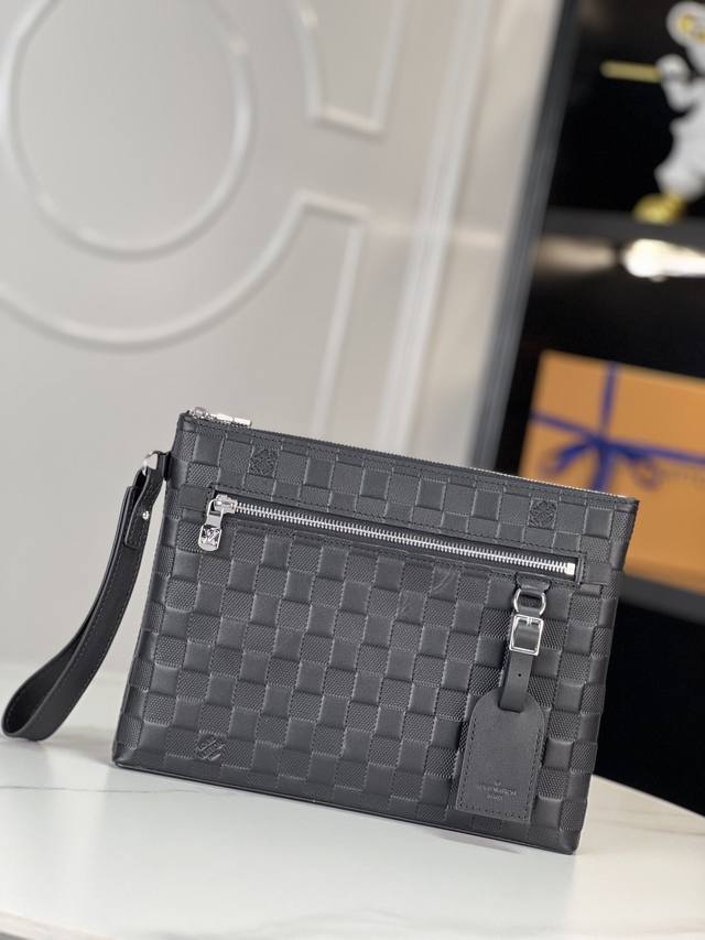 工厂p价 海外原单N40504独家实拍！ 本款 Takeoff 手拿包取材 Damier Infini 皮革，以拉链开启前袋和主隔层。紧凑构型可容纳 Ipad，