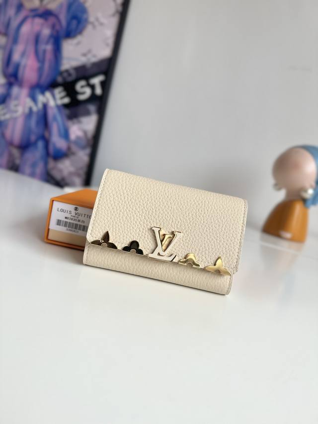 工厂p价 海外原单M82835独家实拍！兼具风格和实用性的“portefeuille Capsine Compact”。全粒柔软的三角皮革打造的小钱包，有8个卡