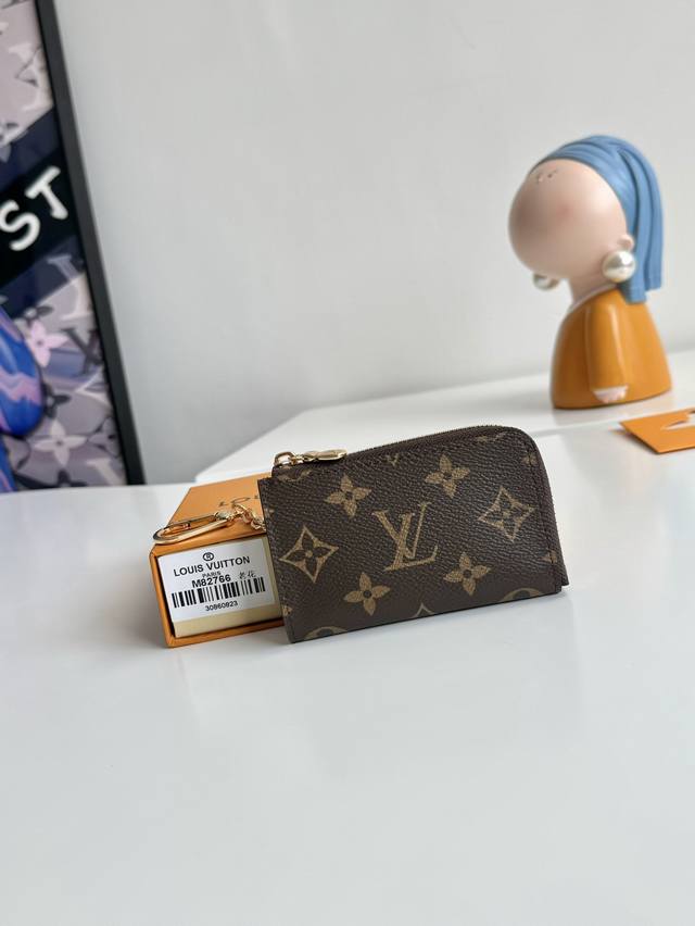 工厂p价 海外原单M83612老花独家实拍！ Noa钥匙扣采用标志性的Monogram帆布制成，是一款优雅实用的配饰。它的L形拉链打开，露出一个柔和的彩色皮革衬